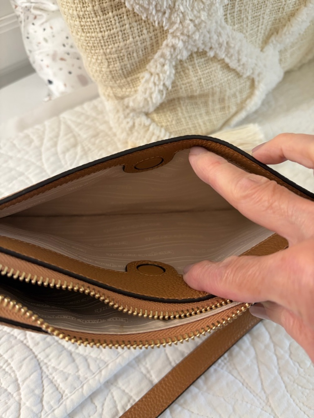 kate spade tan pebbled leather Hudson crossbody - Picture 6 of 11